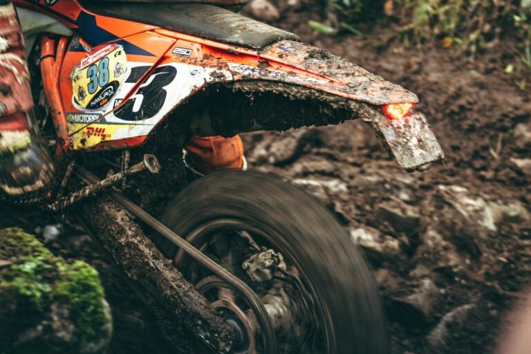 Hard Enduro: Die Fahrtechnik für mehr Traktion!