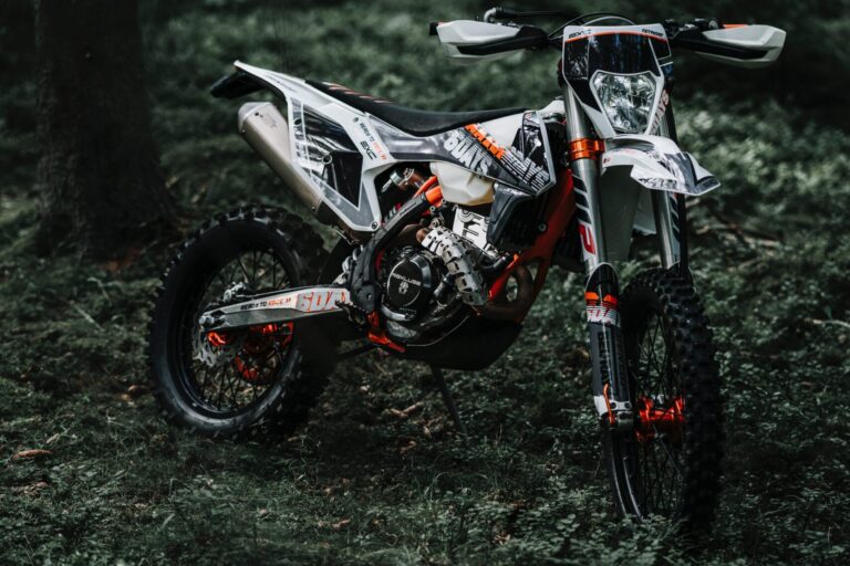 saubere Husqvarna TE 300 oder KTM EXC 300 nach dem Waschen