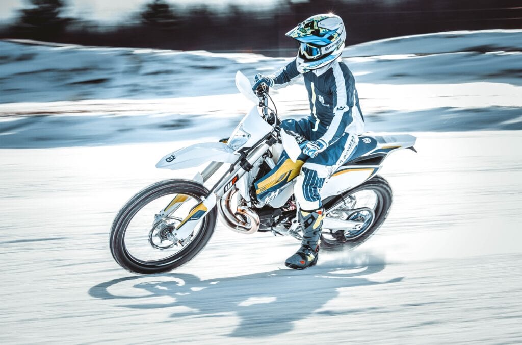 Motocross oder Enduro Fahren im Winter bei kalten Temperaturen