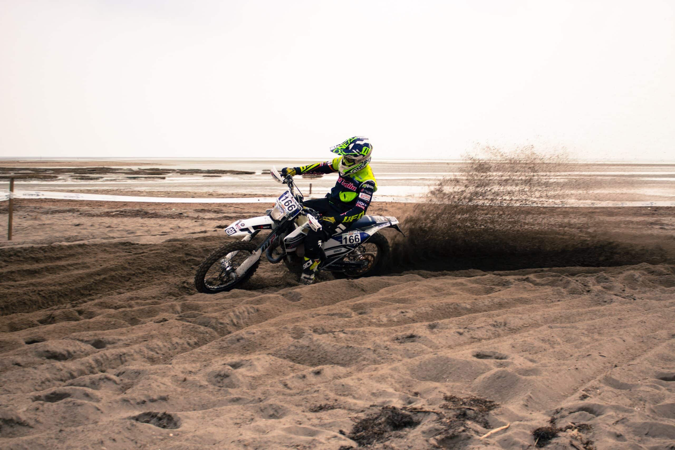 Fahrtechnik in den Kurven beim Motocross und Enduro Offroad fahren