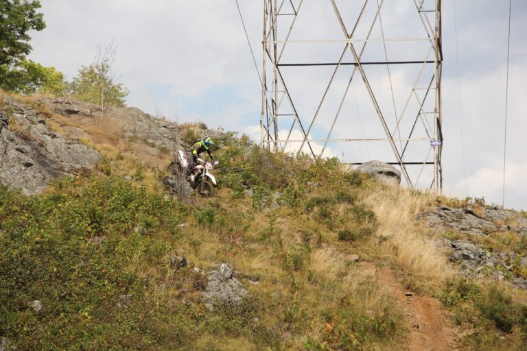 Downhill beim Hard Enduro: Die Fahrtechnik für steile Bergabfahrten!