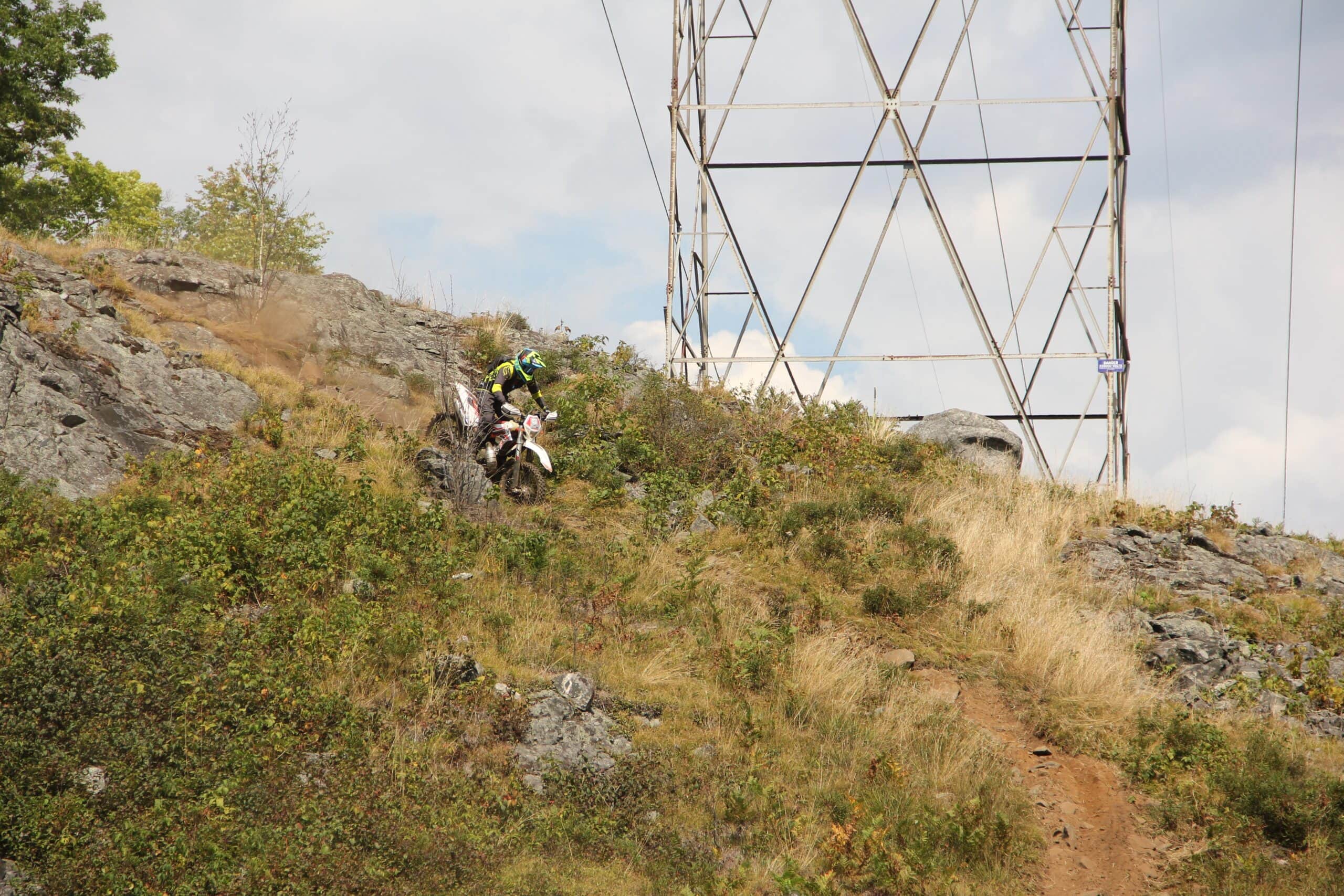 Fahrtechnik für steile Downhill Bergarbfahrten beim Motocross und Enduro Offroad Fahren